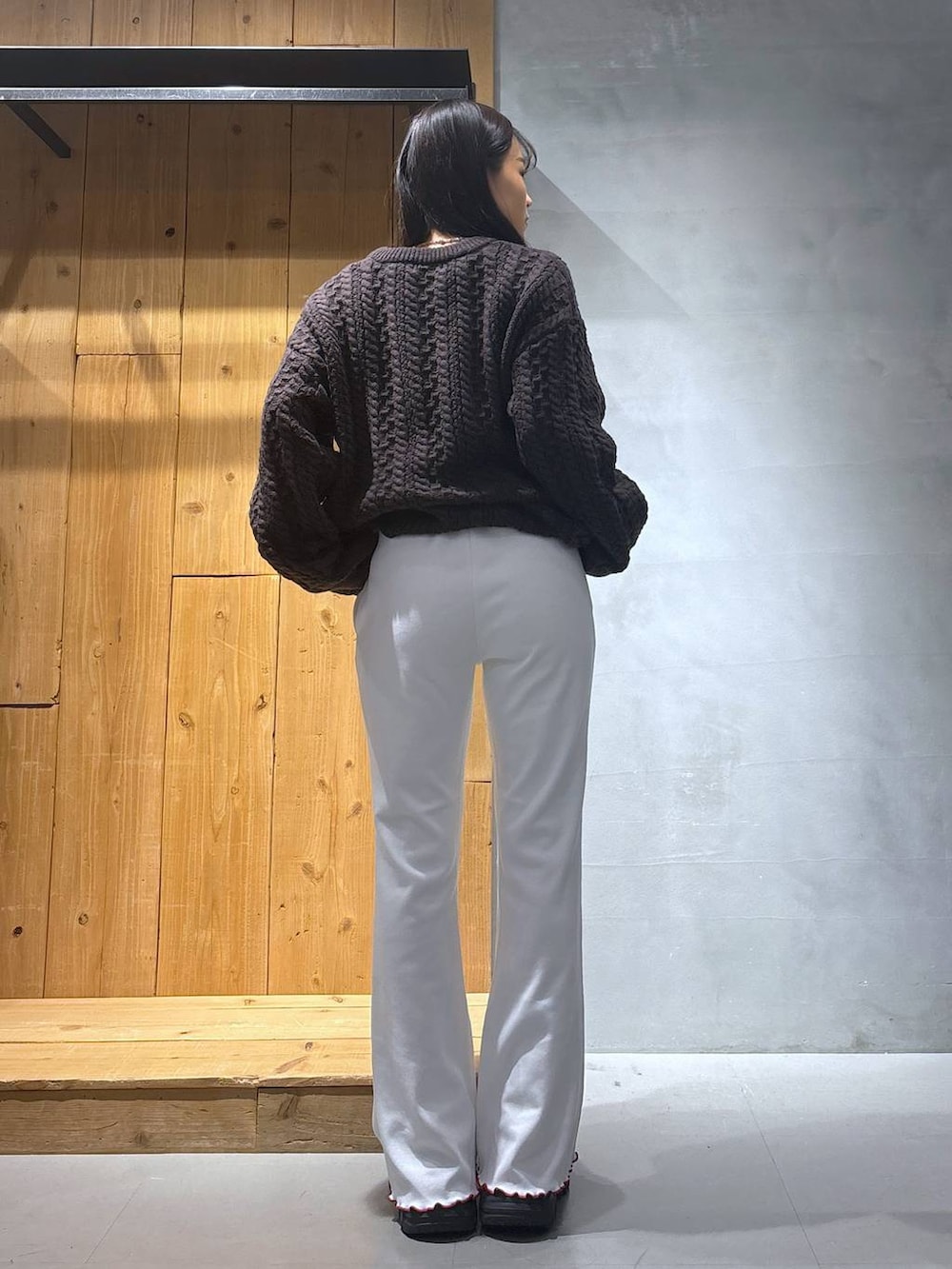 ブラウン系のブーツ、ブラウン系のニット/セーター、ベージュ系のその他パンツを着用したレディースの冬コーディネートの2枚目の写真