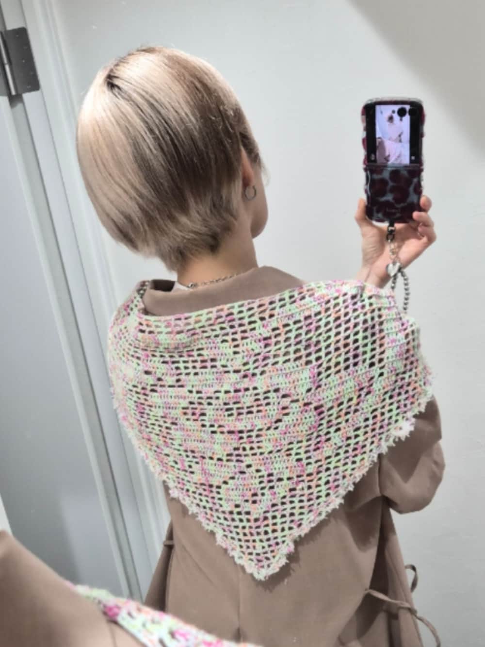その他のストール/ショールを着用したレディースの春コーディネートの3枚目の写真