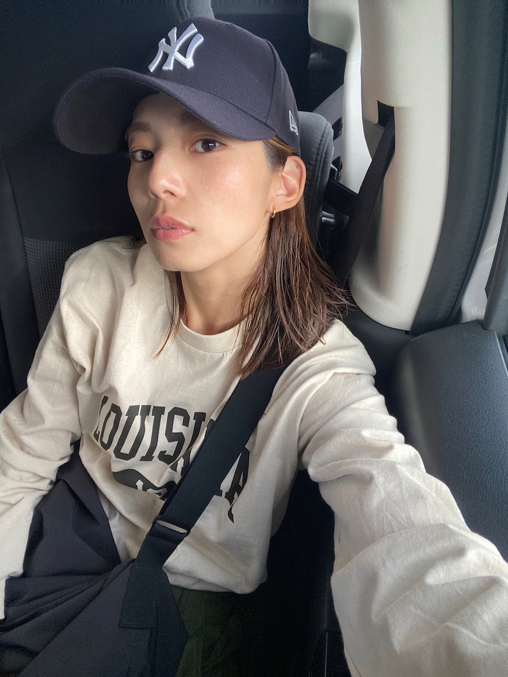 グリーン系のカーゴパンツ、ブラック系のスニーカーを着用したレディースの秋コーディネートの4枚目の写真