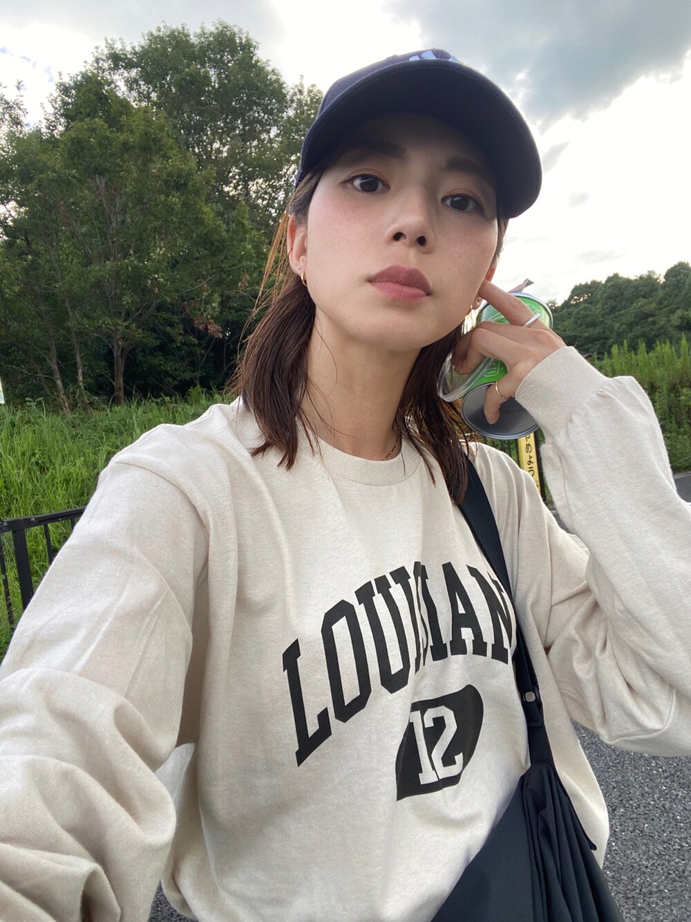 グリーン系のカーゴパンツ、ブラック系のスニーカーを着用したレディースの秋コーディネートの3枚目の写真