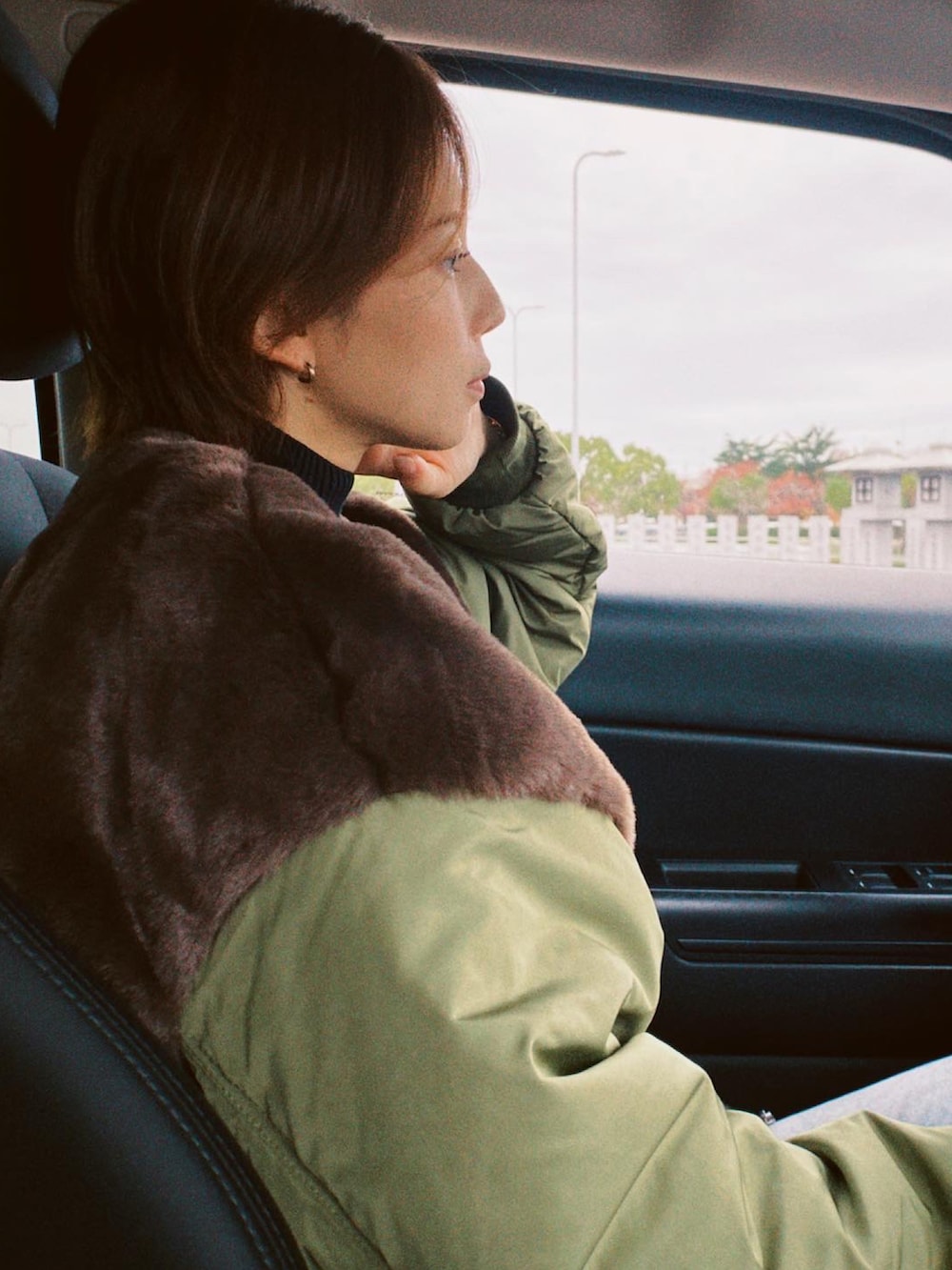 グリーン系のその他アウターを着用したレディースの秋コーディネートの2枚目の写真