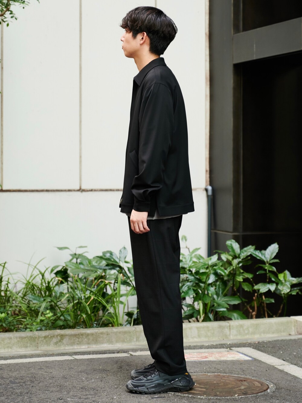 ブラック系のブルゾンを着用したメンズの秋コーディネートの2枚目の写真