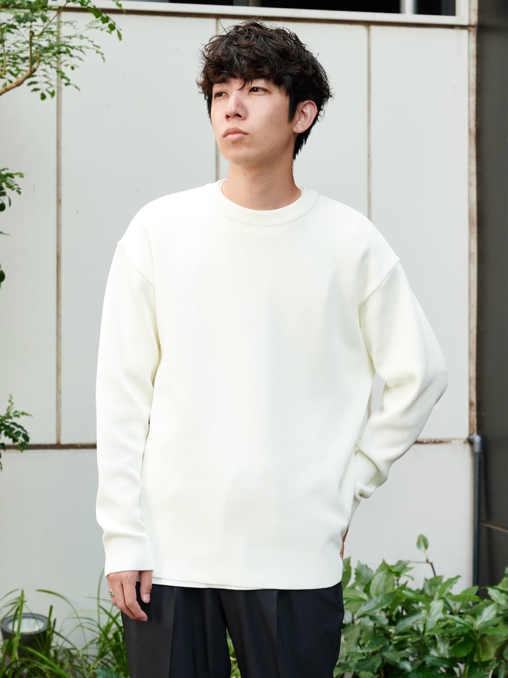 ホワイト系のニット/セーターを着用したメンズの夏コーディネートの4枚目の写真