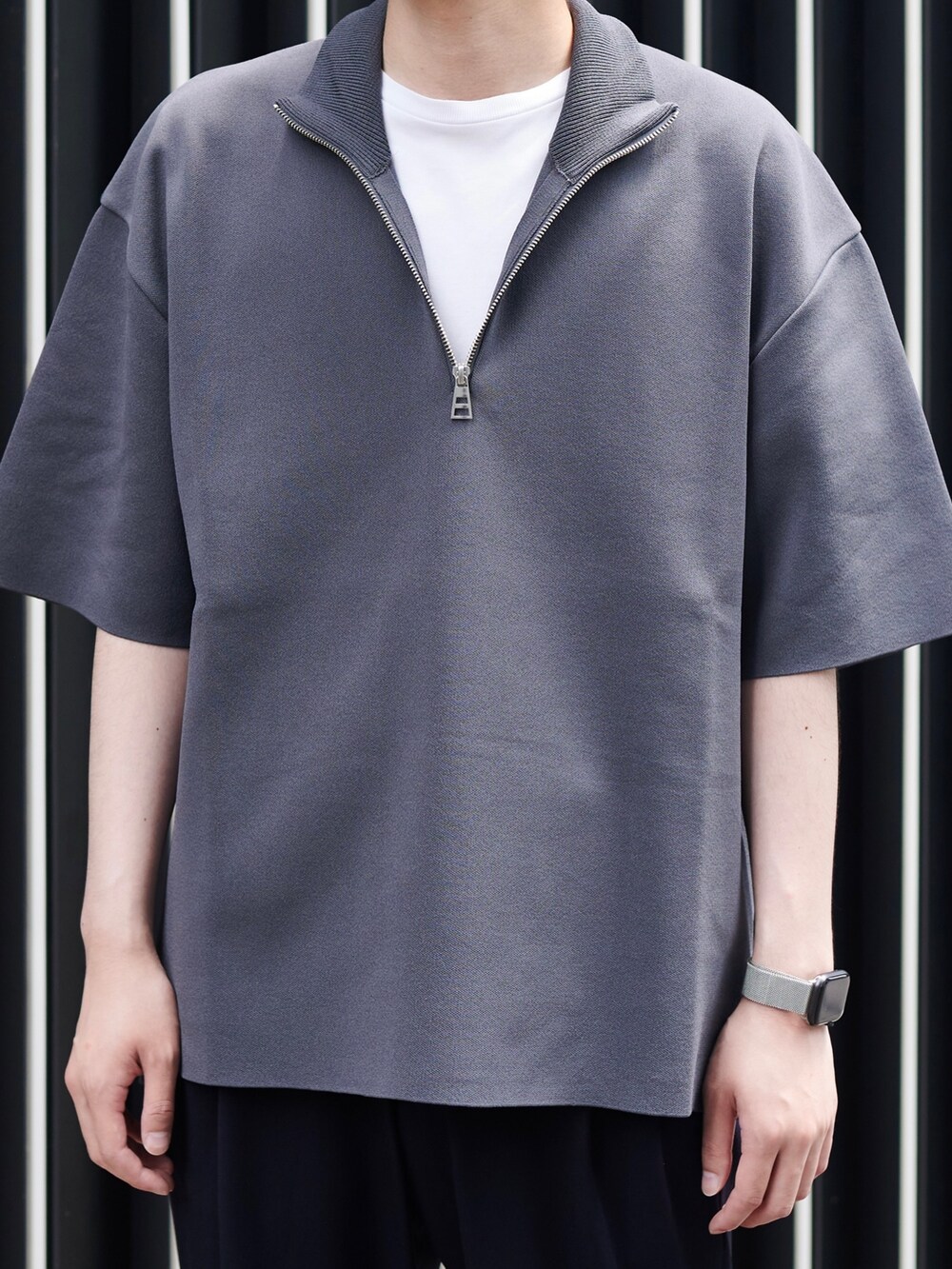 グリーン系のニット/セーターを着用したメンズの夏コーディネートの4枚目の写真