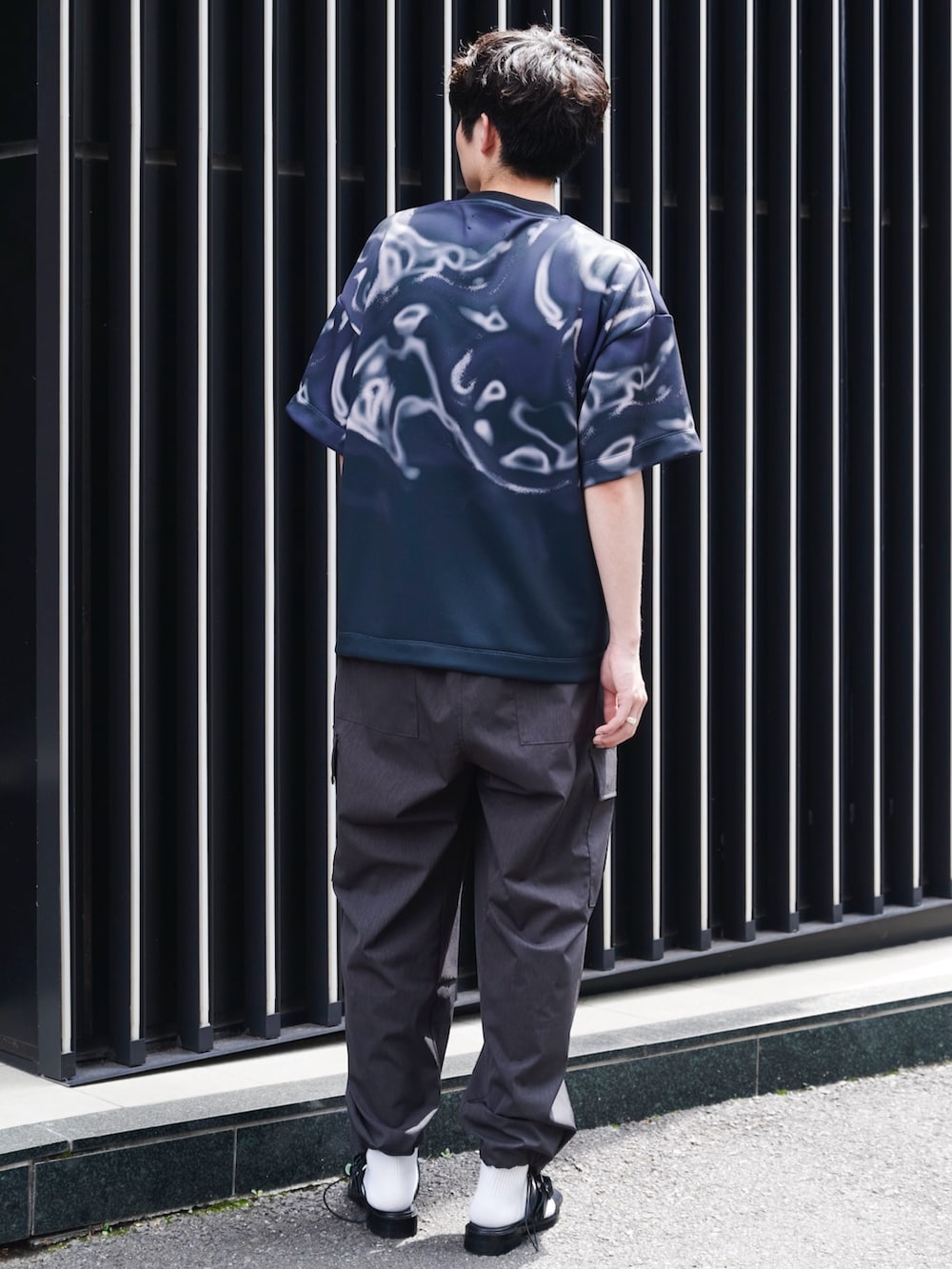 ブラック系のTシャツ/カットソー、グレー系のその他パンツを着用したメンズの夏コーディネートの3枚目の写真
