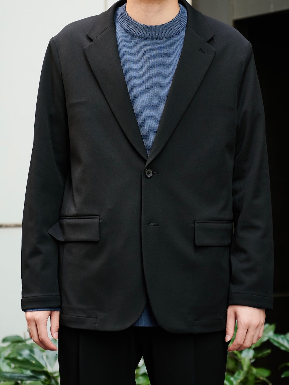 ブラック系のセットアップ、ブラック系のスラックスを着用したメンズの秋コーディネートの5枚目の写真