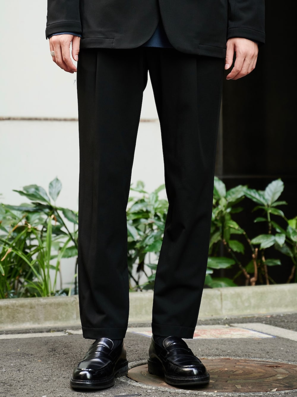 ブラック系のセットアップ、ブラック系のスラックスを着用したメンズの秋コーディネートの6枚目の写真