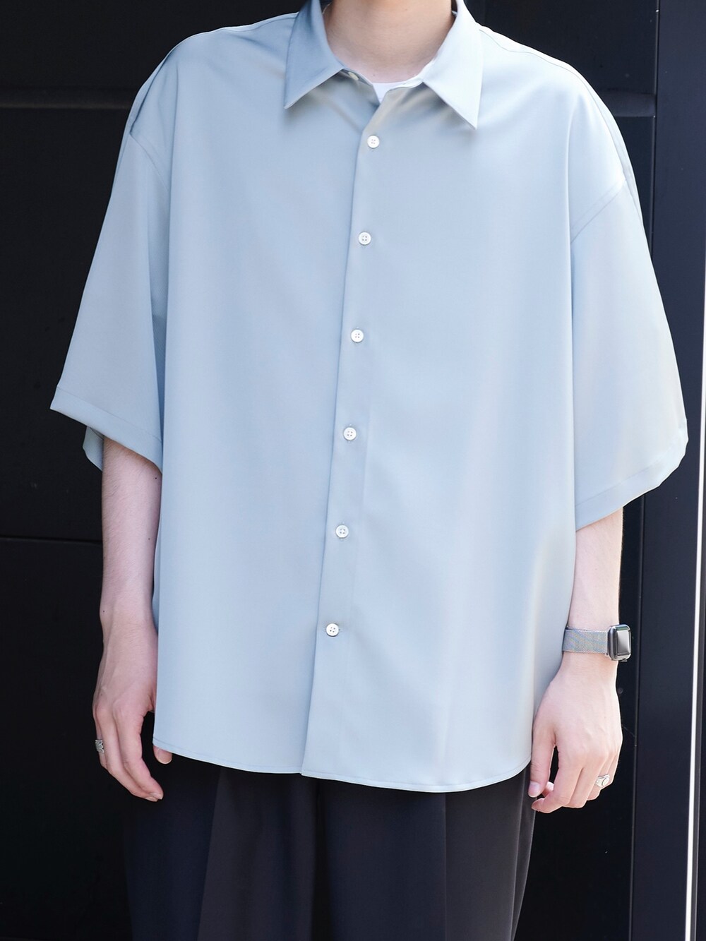 グリーン系のシャツ/ブラウスを着用したメンズの夏コーディネートの4枚目の写真