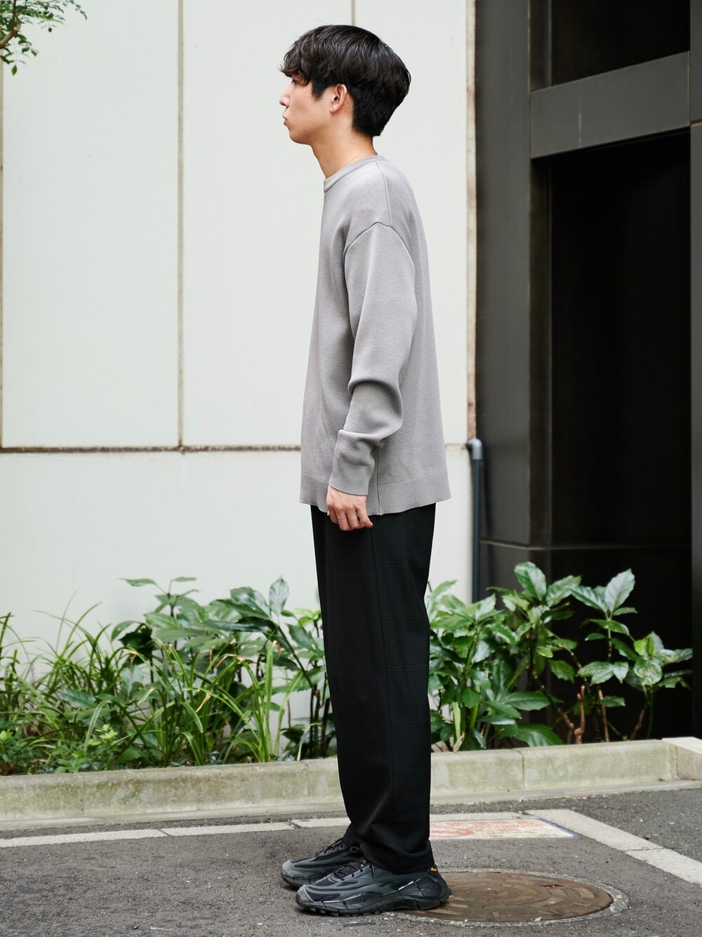 グレー系のニット/セーター、その他のその他パンツを着用したメンズの秋コーディネートの2枚目の写真