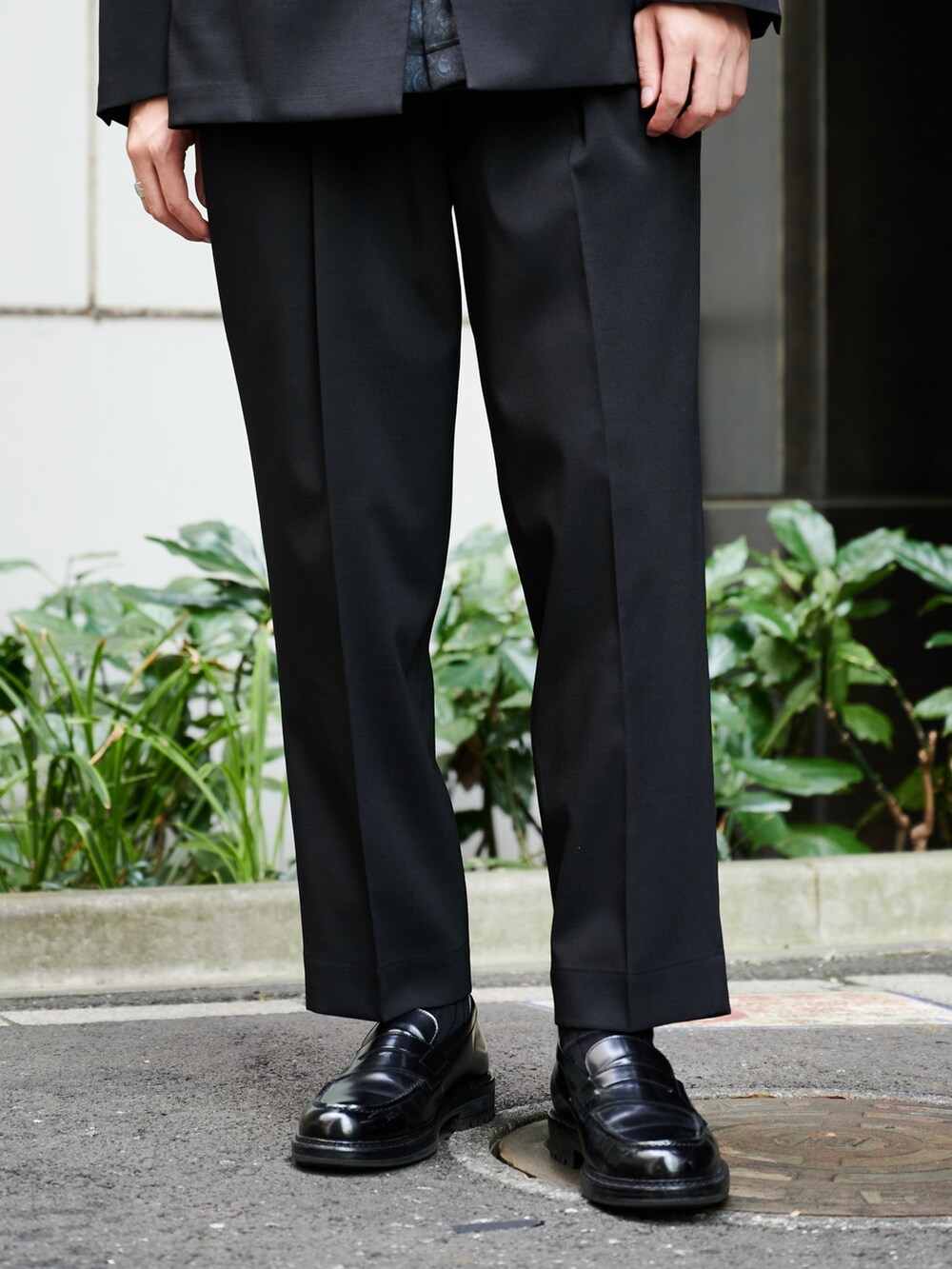 ブラック系のセットアップ、ブラック系のスラックスを着用したメンズの秋コーディネートの4枚目の写真