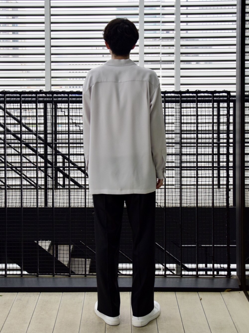 ホワイト系のシャツ/ブラウスを着用したメンズの春コーディネートの3枚目の写真