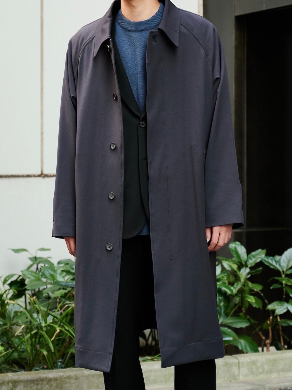 グレー系のダウンジャケット/コートを着用したメンズの秋コーディネートの5枚目の写真