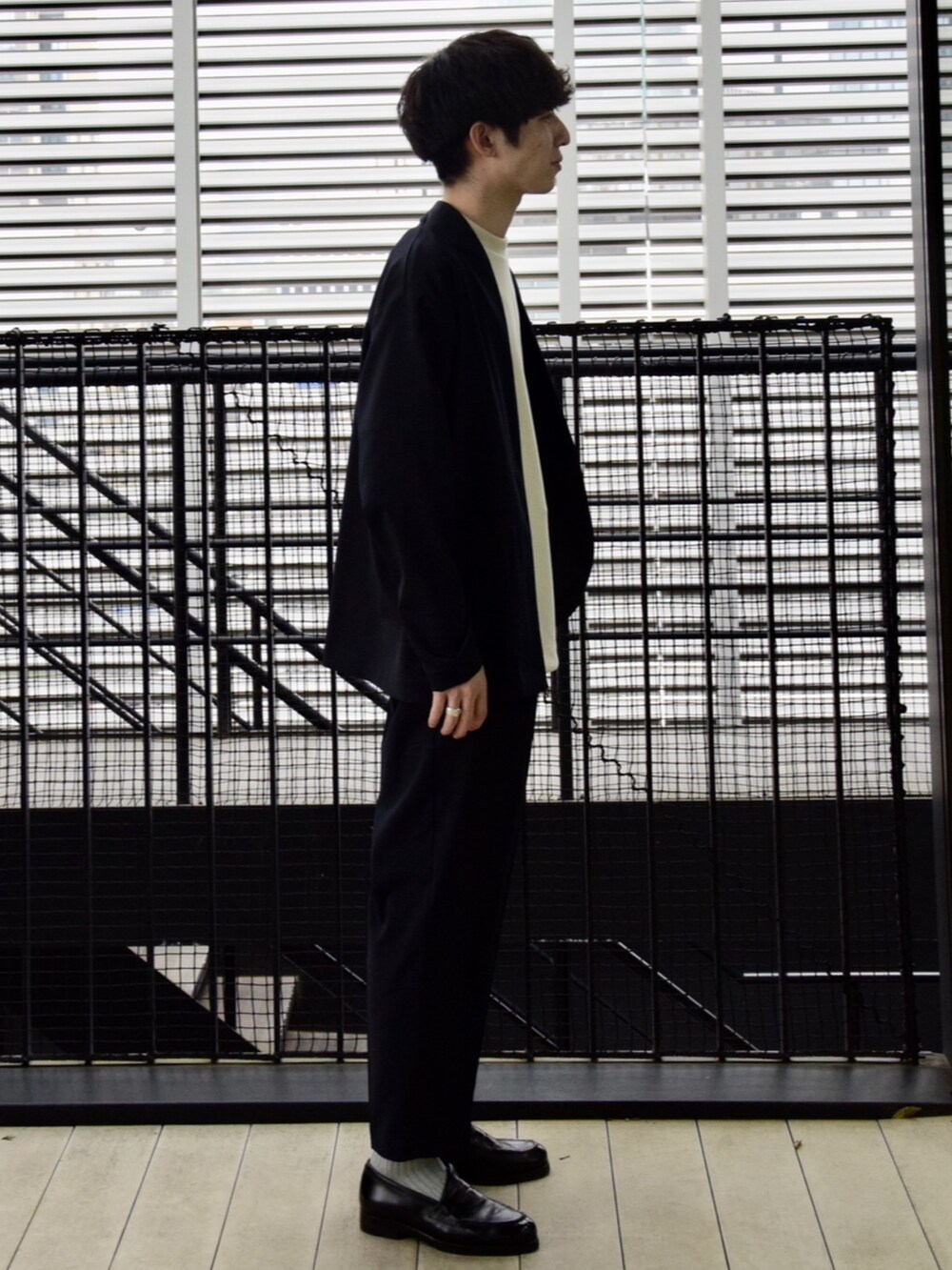 ブルー系のトップス、ブルー系のスラックスを着用したメンズの春コーディネートの2枚目の写真