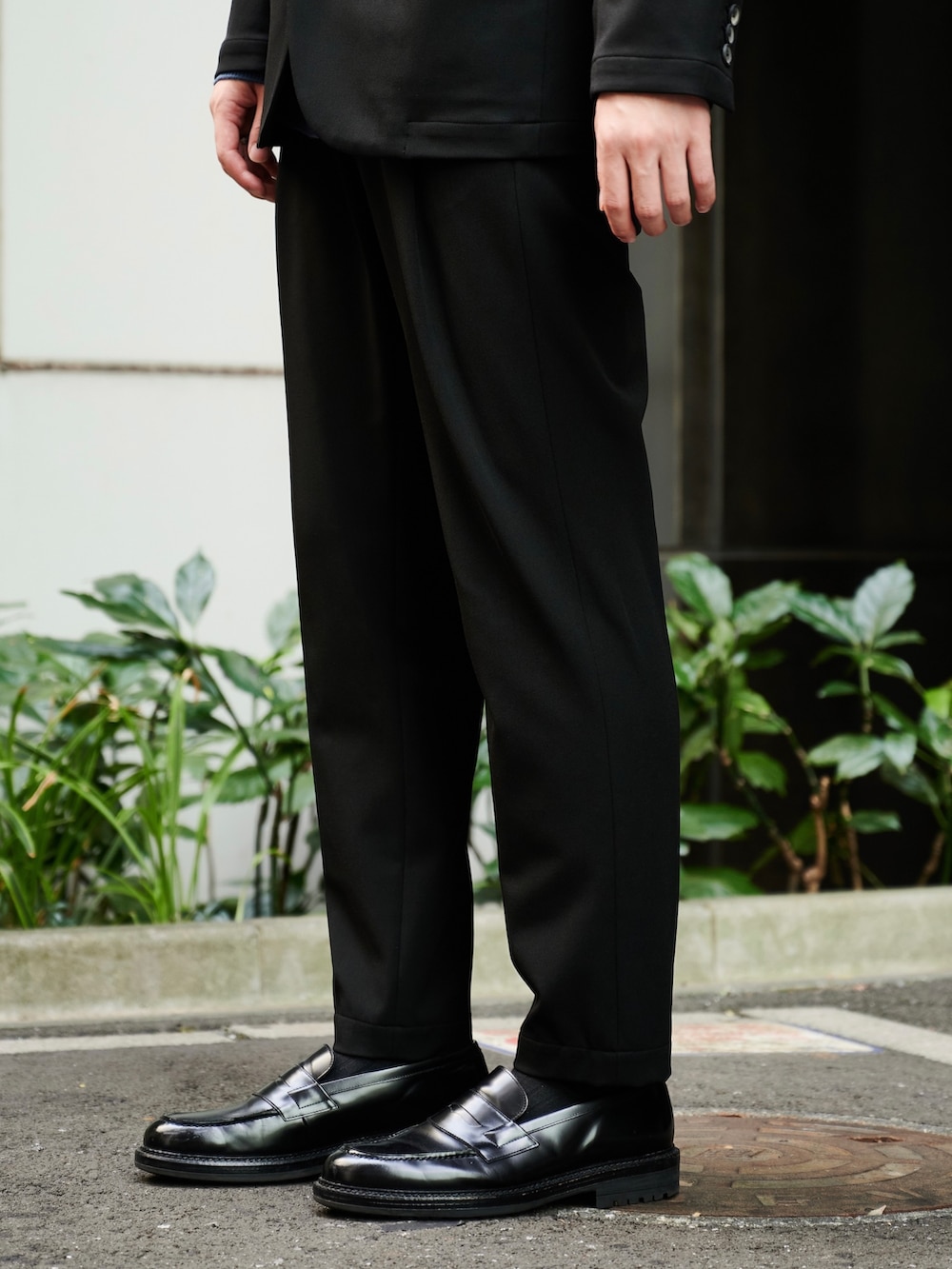 ブラック系のセットアップ、ブラック系のスラックスを着用したメンズの秋コーディネートの7枚目の写真