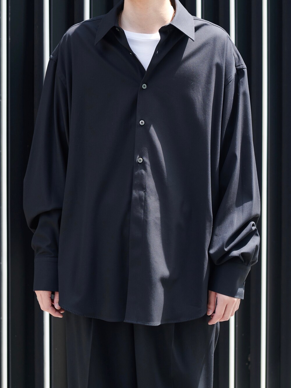 グレー系のシャツ/ブラウス、グレー系のチノパンツを着用したメンズの夏コーディネートの4枚目の写真