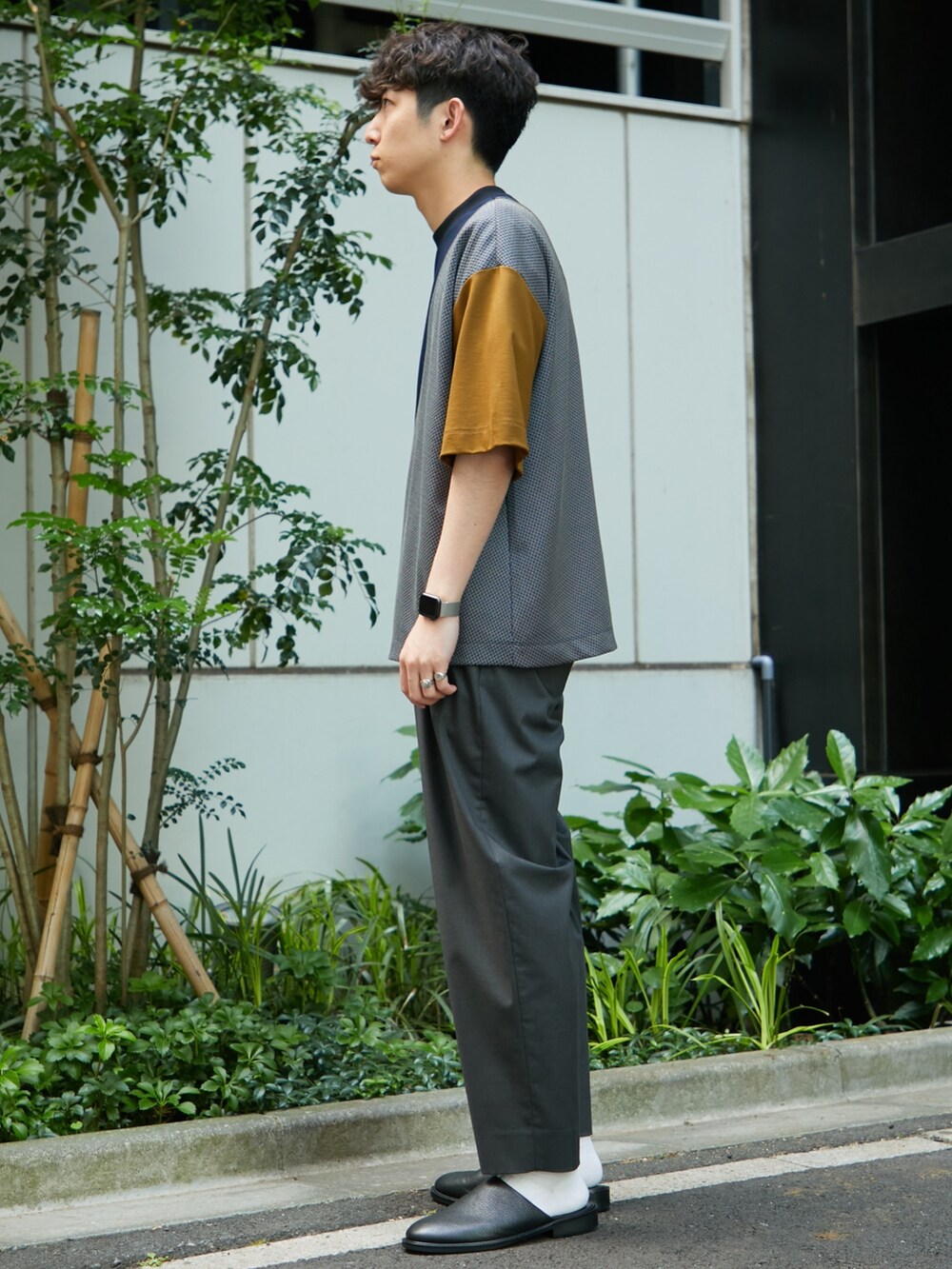 ブルー系のTシャツ/カットソーを着用したメンズの春コーディネートの2枚目の写真