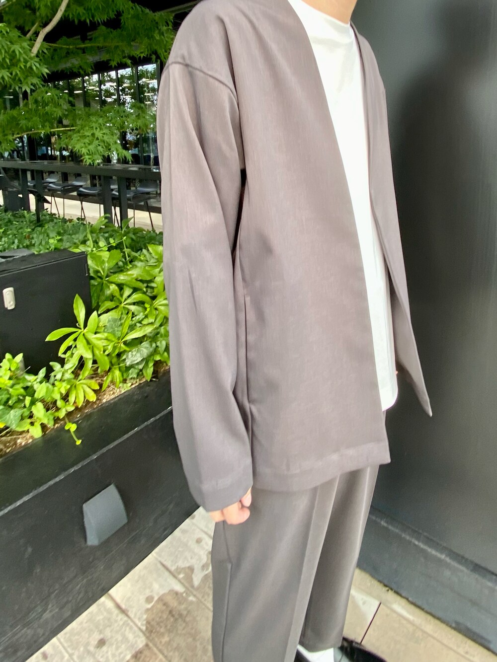 グレー系のスラックス、グレー系のセットアップを着用したメンズの夏コーディネートの2枚目の写真