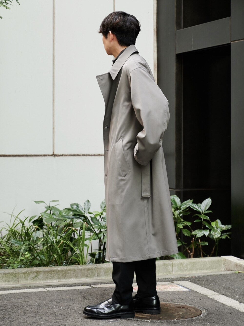 グレー系のダウンジャケット/コートを着用したメンズの秋コーディネートの2枚目の写真