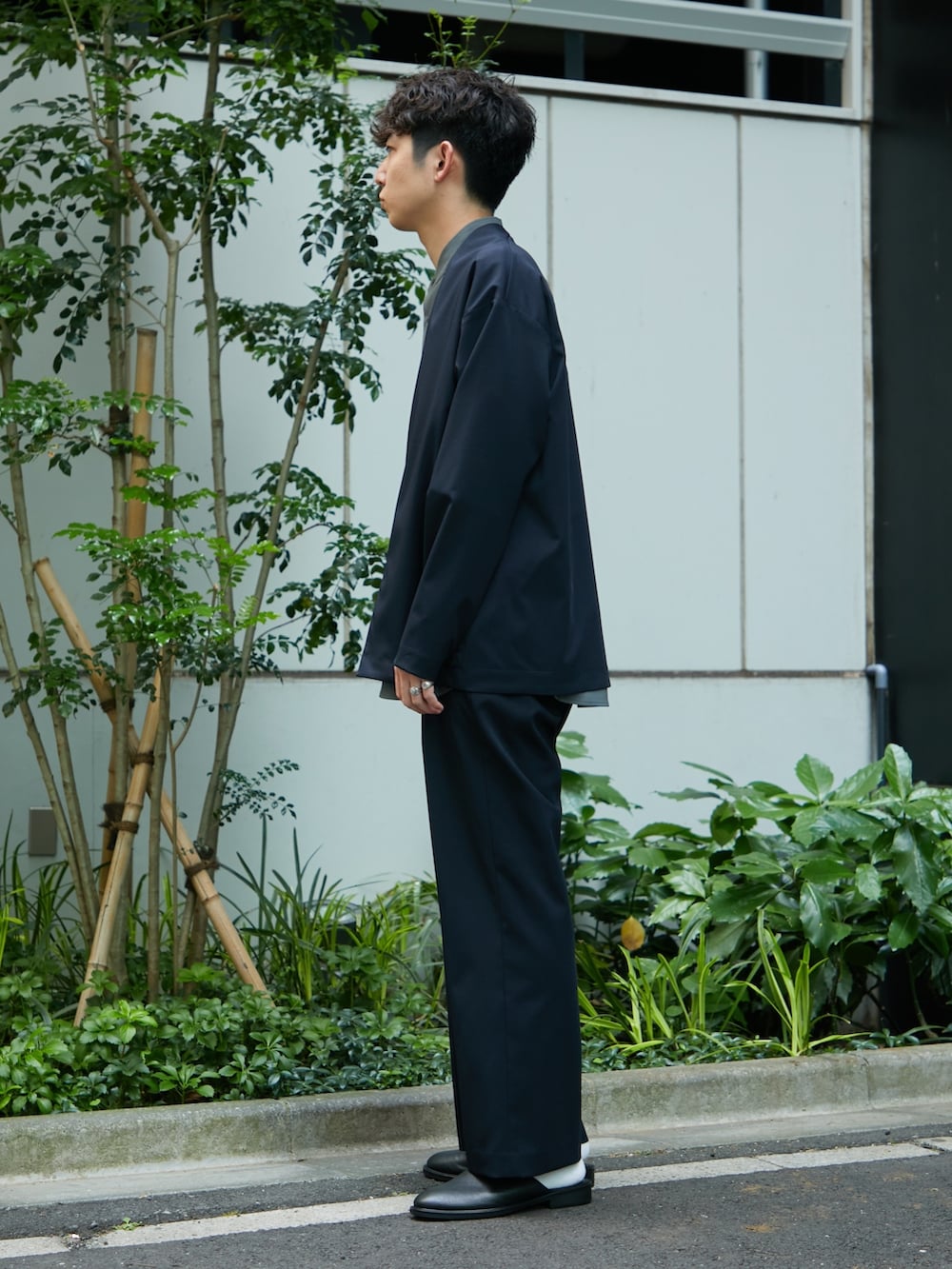 ブルー系のトップス、ブルー系のスラックスを着用したメンズの春コーディネートの2枚目の写真