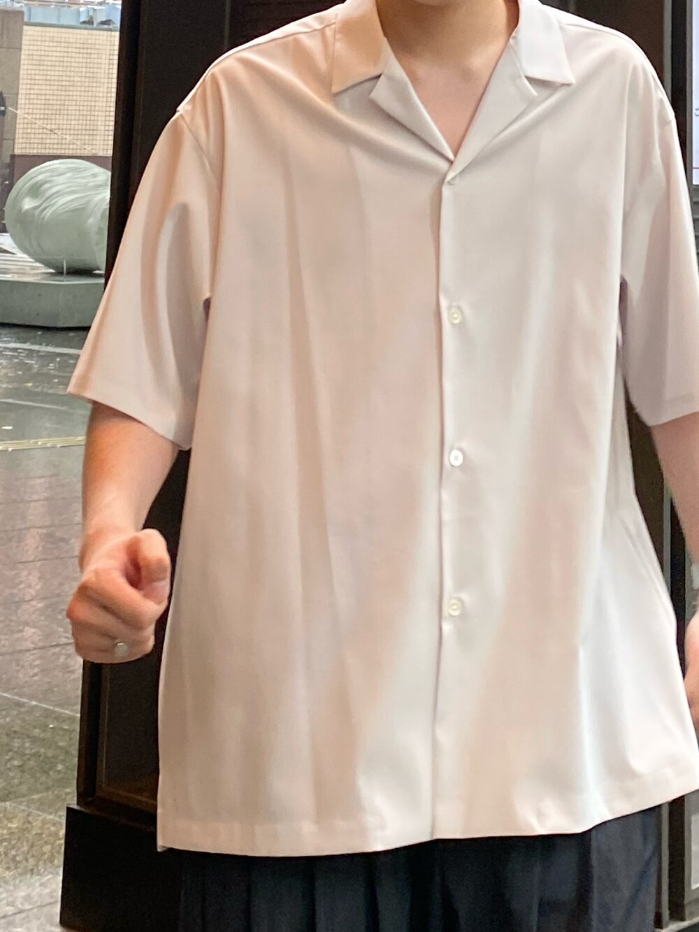 グレー系のシャツ/ブラウス、グレー系のパンツを着用したメンズの夏コーディネートの2枚目の写真