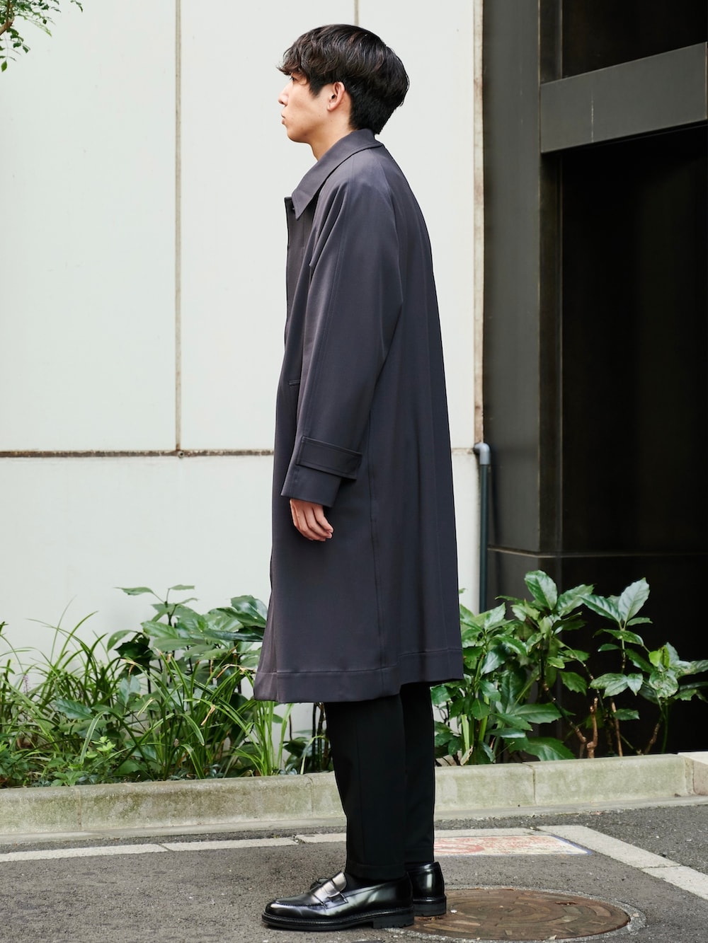 グレー系のダウンジャケット/コートを着用したメンズの秋コーディネートの3枚目の写真