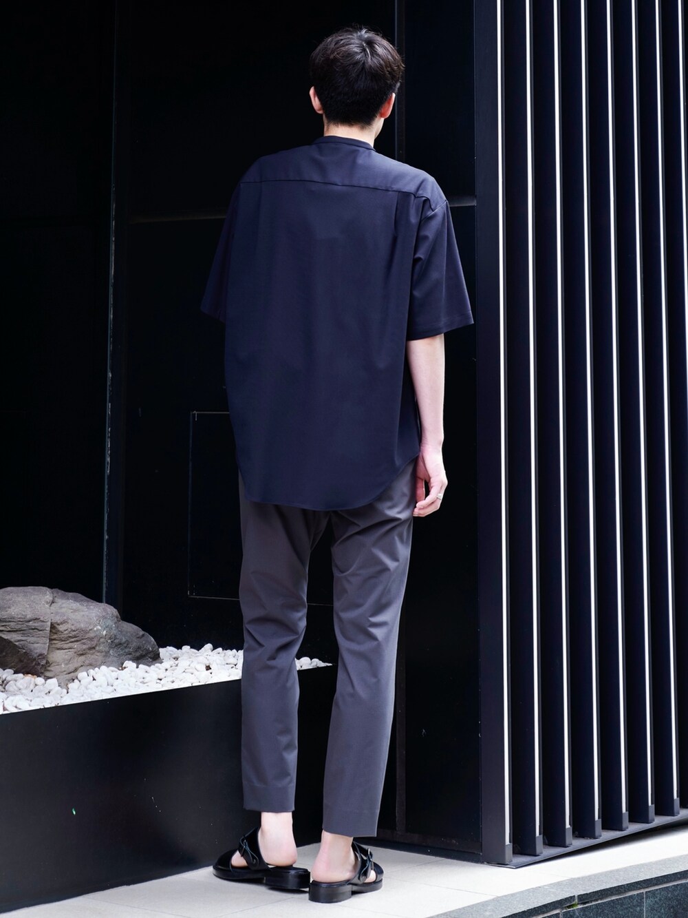 ブルー系のシャツ/ブラウスを着用したメンズの夏コーディネートの3枚目の写真