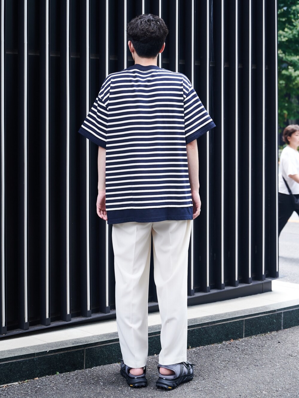 その他のTシャツ/カットソー、ホワイト系のその他パンツを着用したメンズの夏コーディネートの3枚目の写真