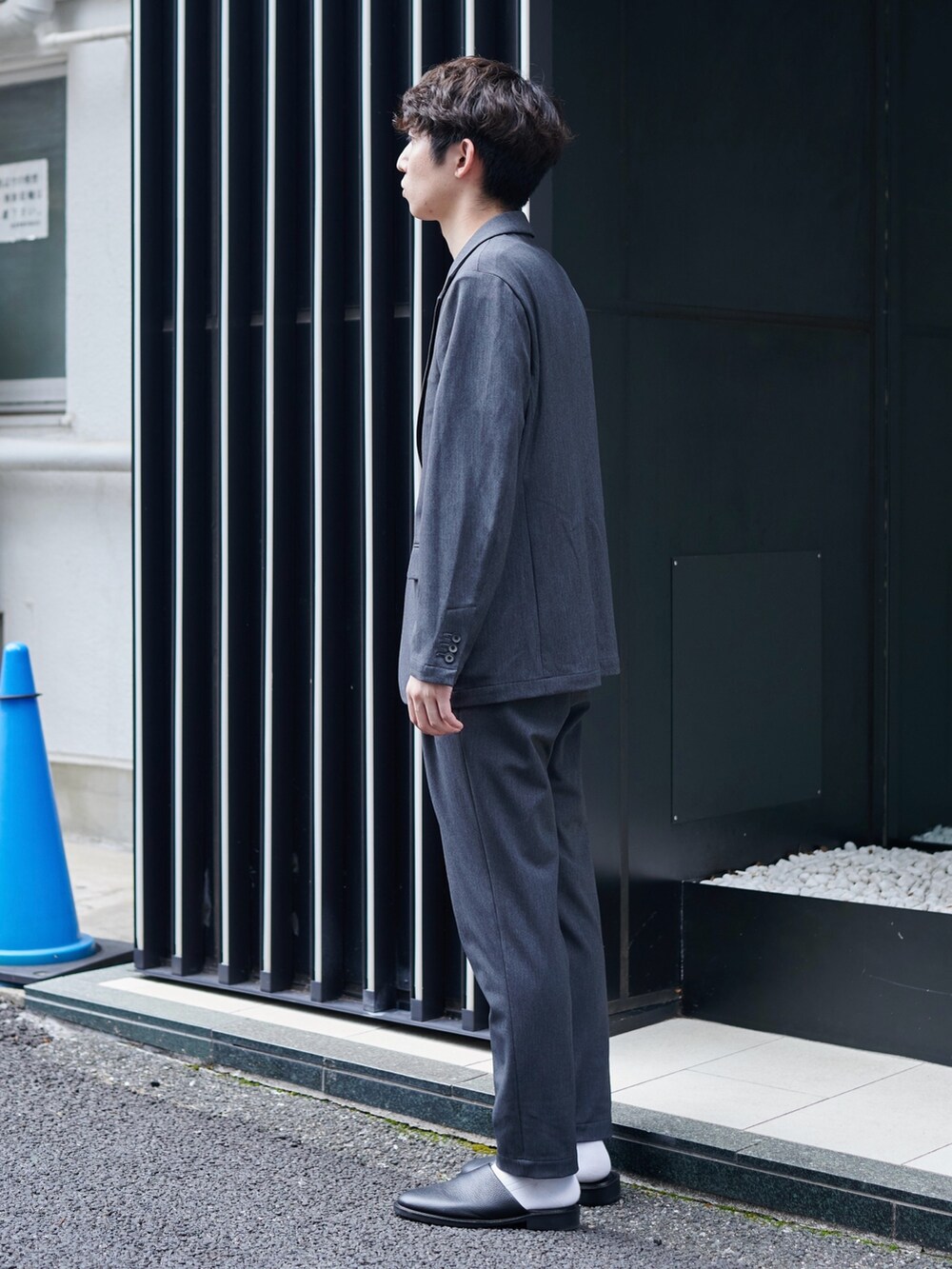 グレー系のセットアップを着用したメンズの夏コーディネートの2枚目の写真