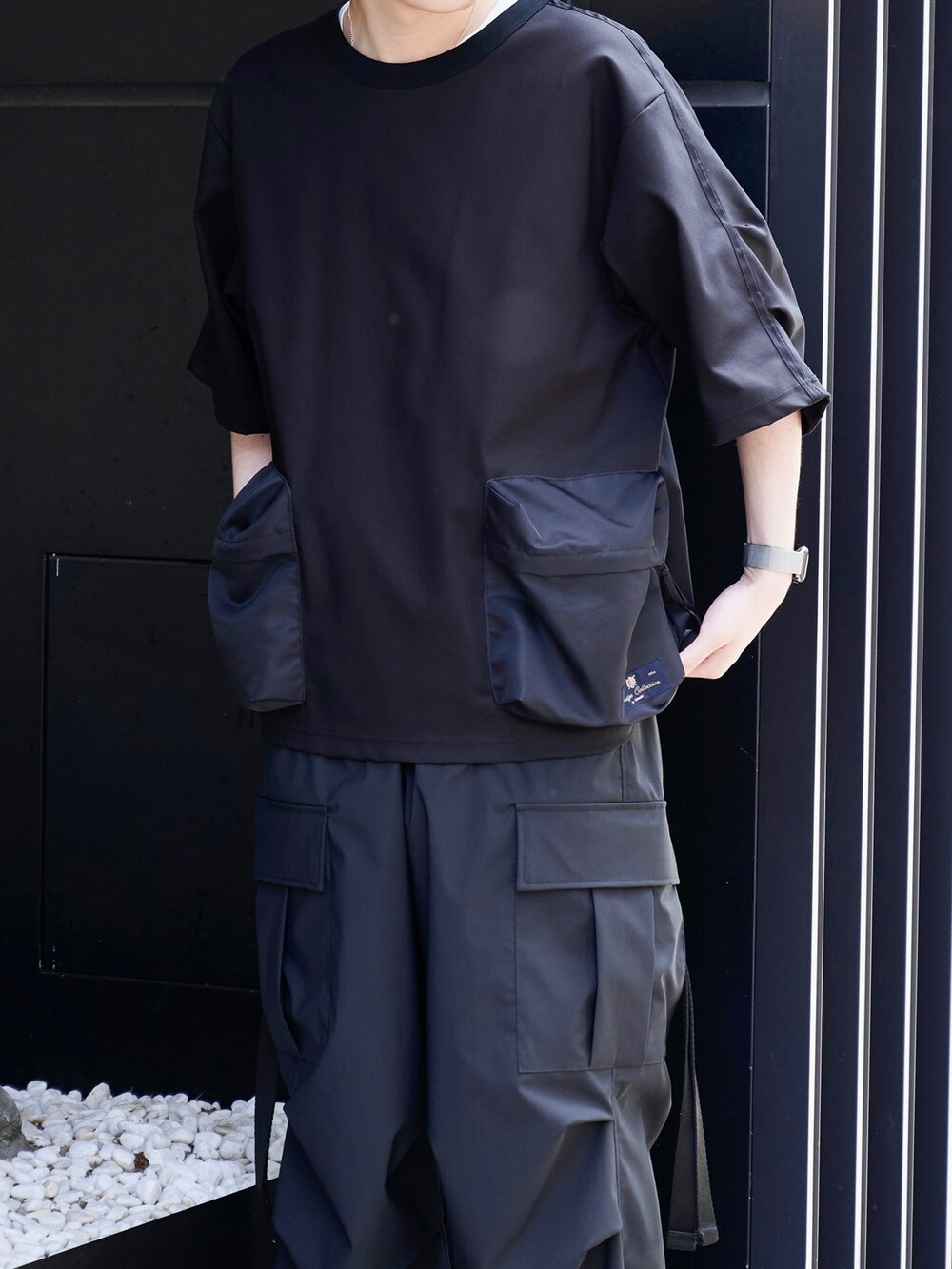 ブラック系のTシャツ/カットソー、ブラック系のその他パンツを着用したメンズの夏コーディネートの4枚目の写真