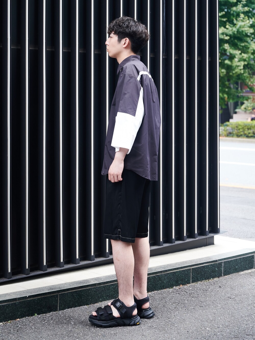 ブラック系のシャツ/ブラウス、ブラック系のその他パンツを着用したメンズの夏コーディネートの2枚目の写真