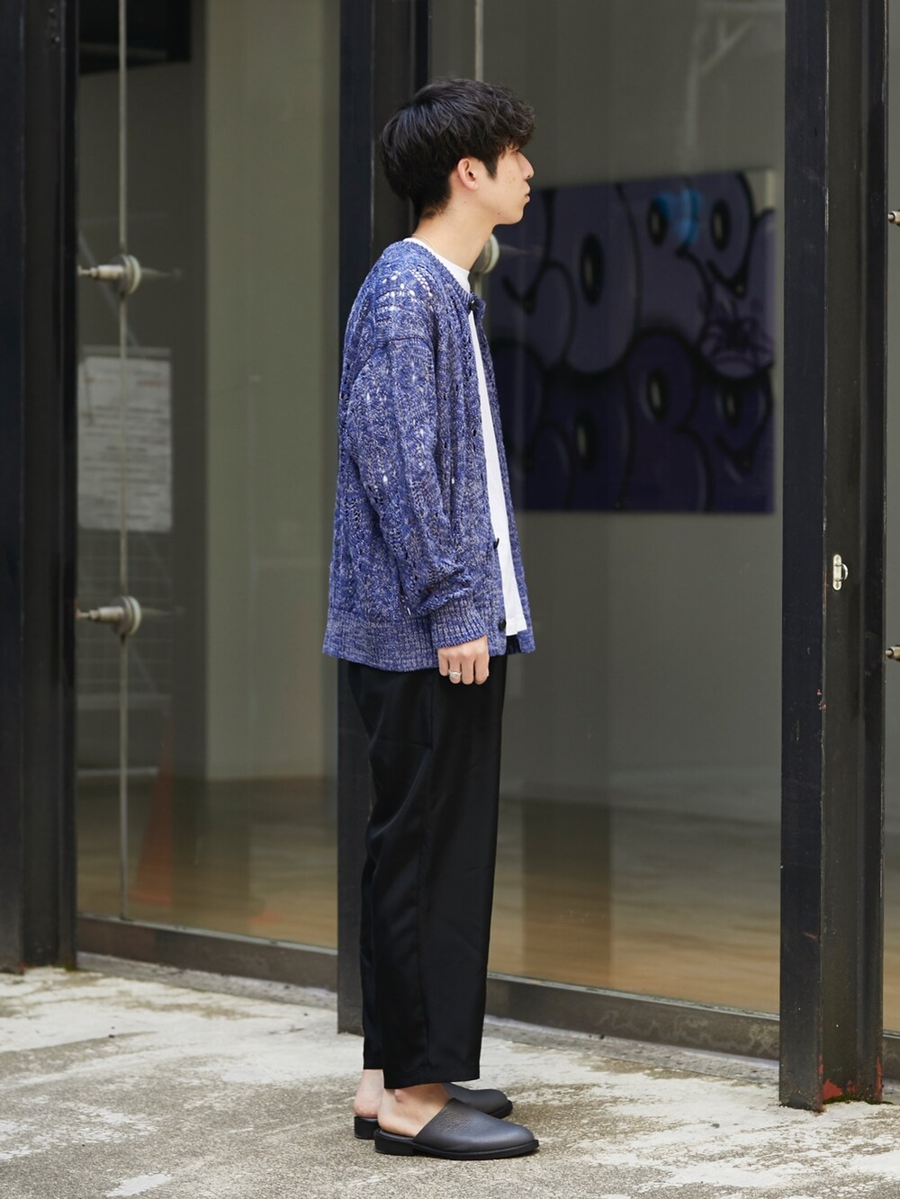 ブラック系のその他パンツ、グレー系のサンダルを着用したメンズの春コーディネートの2枚目の写真