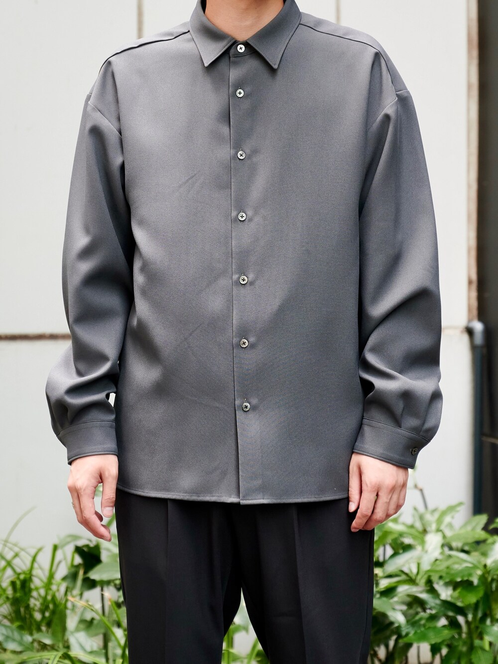 グレー系のシャツ/ブラウスを着用したメンズの夏コーディネートの4枚目の写真