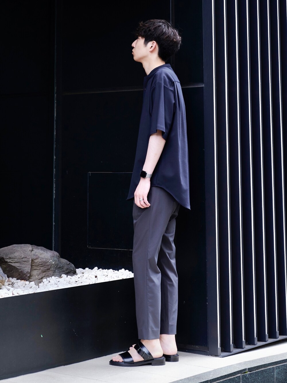 ブルー系のシャツ/ブラウスを着用したメンズの夏コーディネートの2枚目の写真