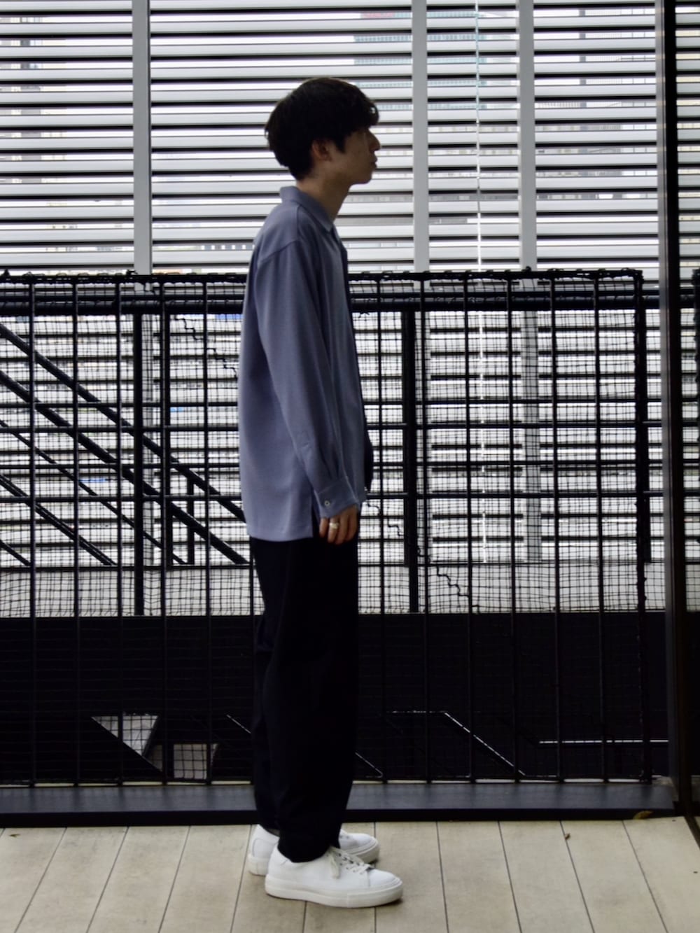 ブルー系のシャツ/ブラウス、ブラック系のスラックスを着用したメンズの春コーディネートの2枚目の写真