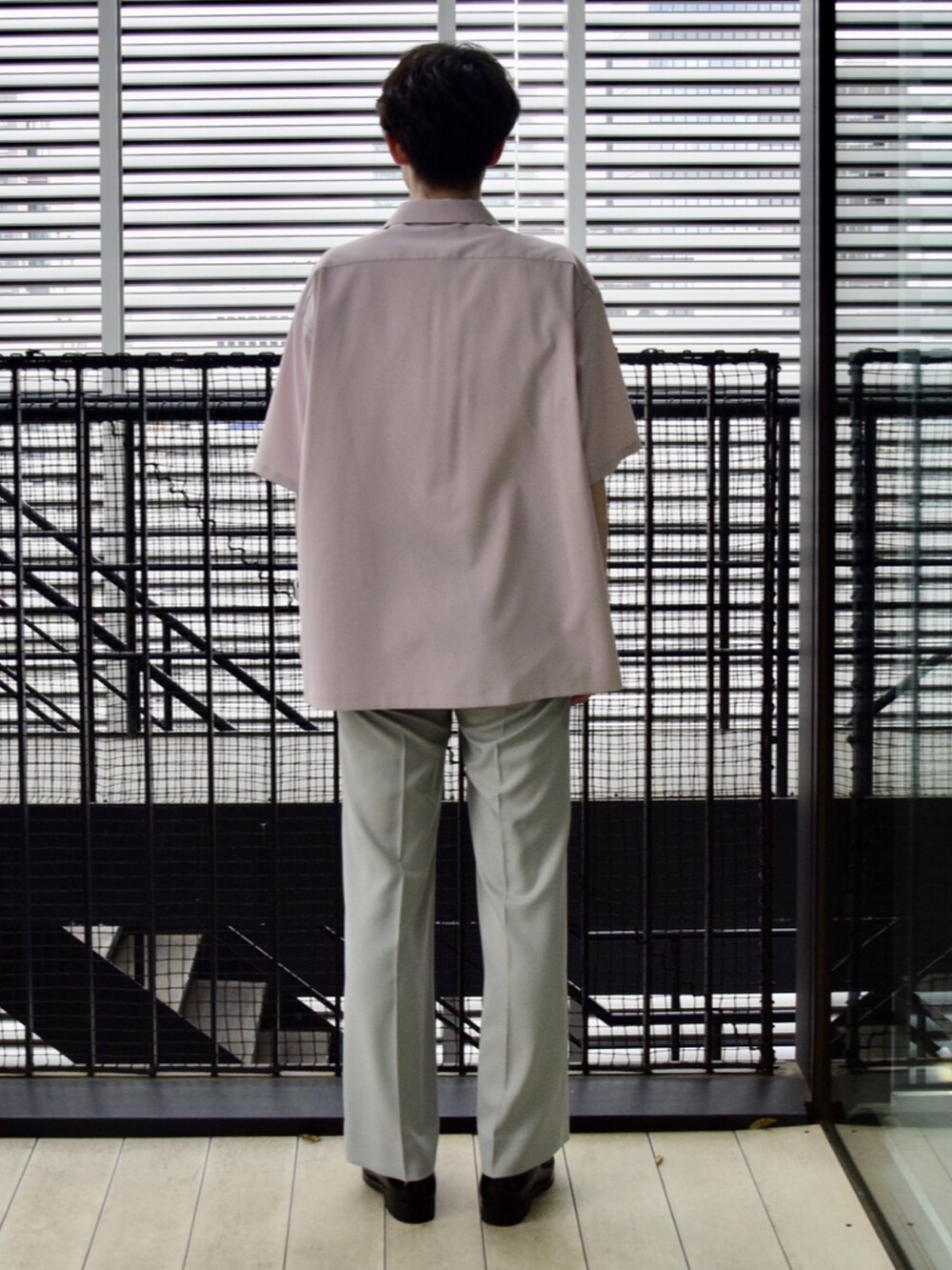 ピンク系のシャツ/ブラウス、グレー系のスラックスを着用したメンズの春コーディネートの3枚目の写真