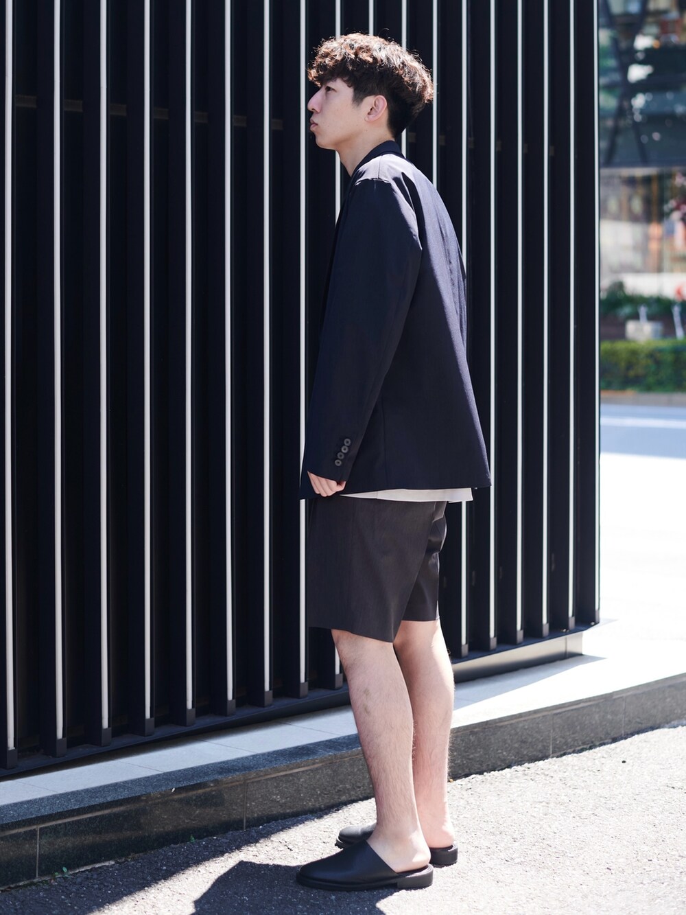 ブルー系のセットアップ、グレー系のその他パンツを着用したメンズの夏コーディネートの2枚目の写真