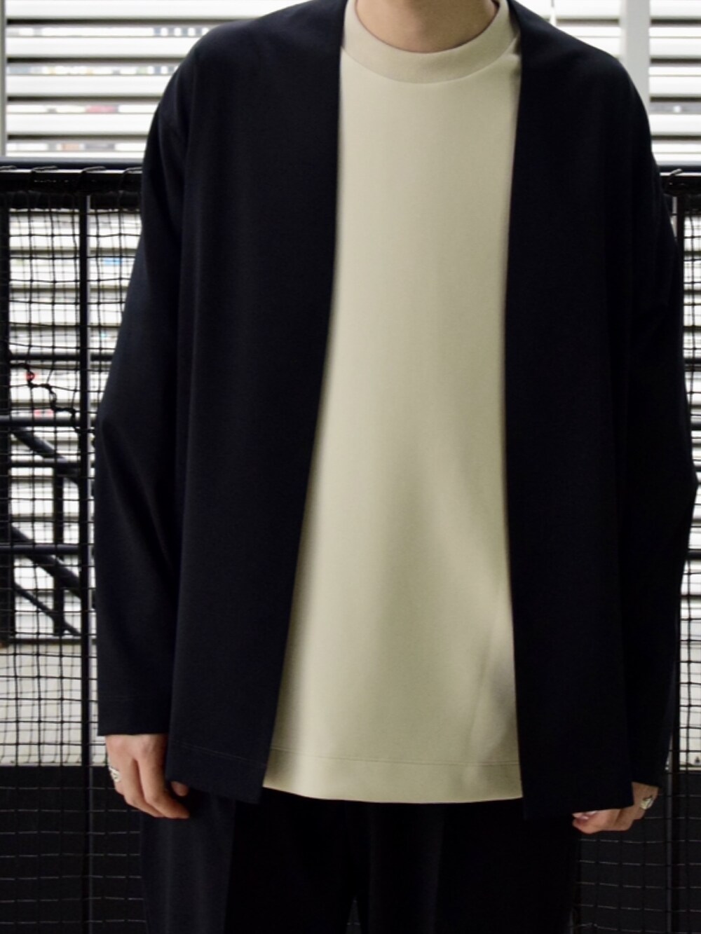 ブルー系のトップス、ブルー系のスラックスを着用したメンズの春コーディネートの4枚目の写真