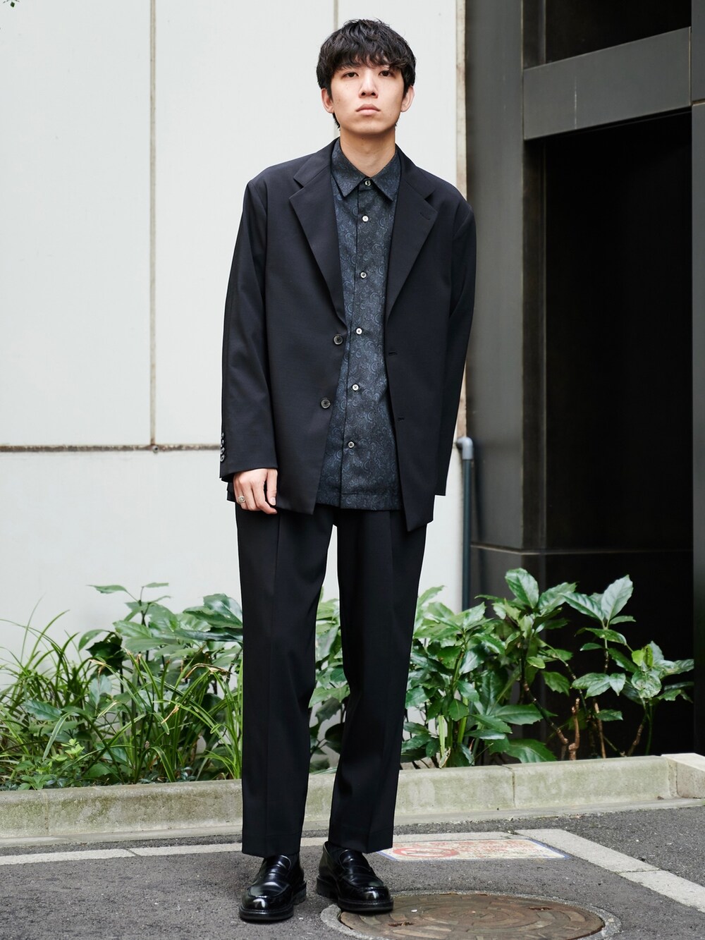 ブラック系のセットアップ、ブラック系のスラックスを着用したメンズの秋コーディネートの2枚目の写真