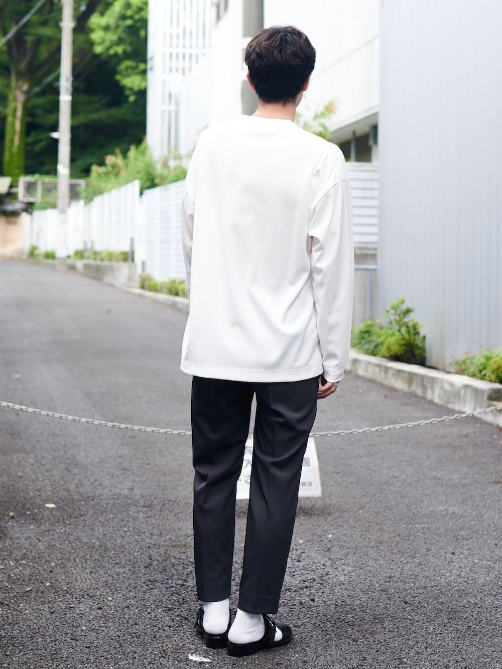 ホワイト系のTシャツ/カットソーを着用したメンズの夏コーディネートの3枚目の写真