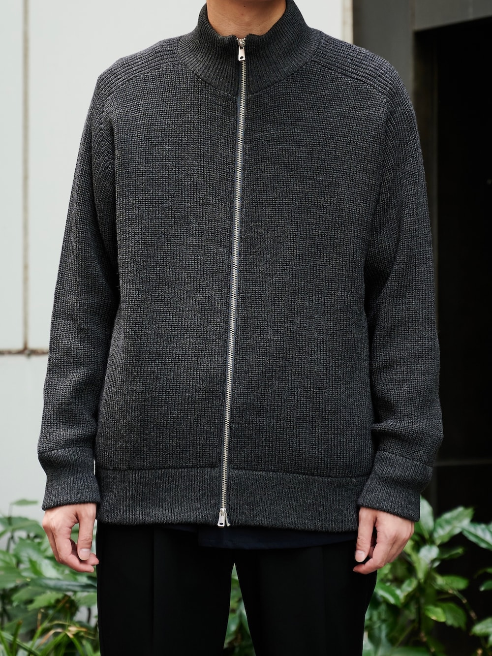 グレー系のニット/セーターを着用したメンズの秋コーディネートの4枚目の写真