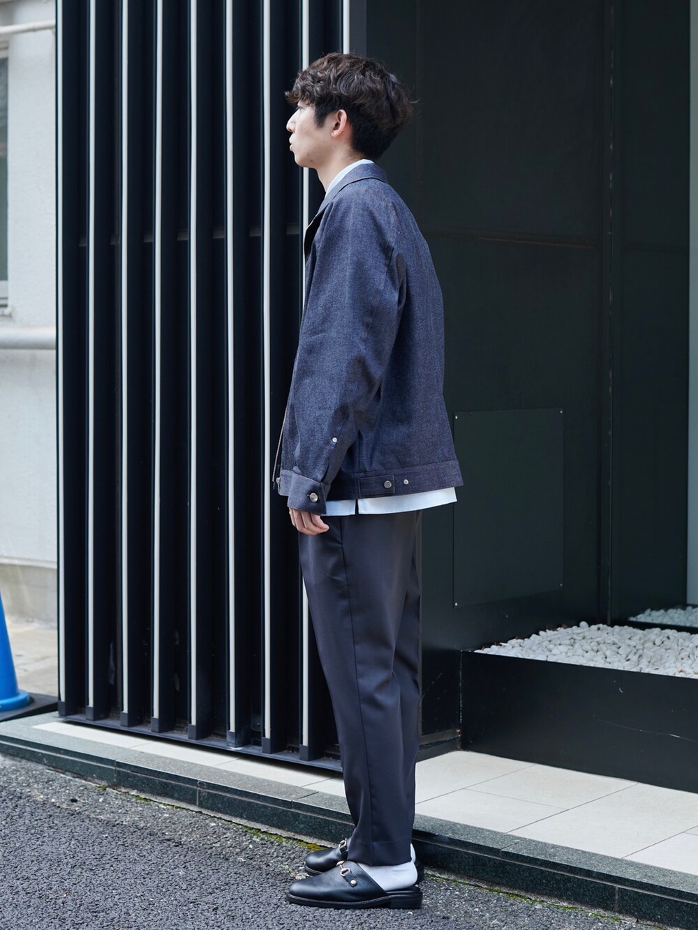 ブルー系のブルゾンを着用したメンズの夏コーディネートの2枚目の写真