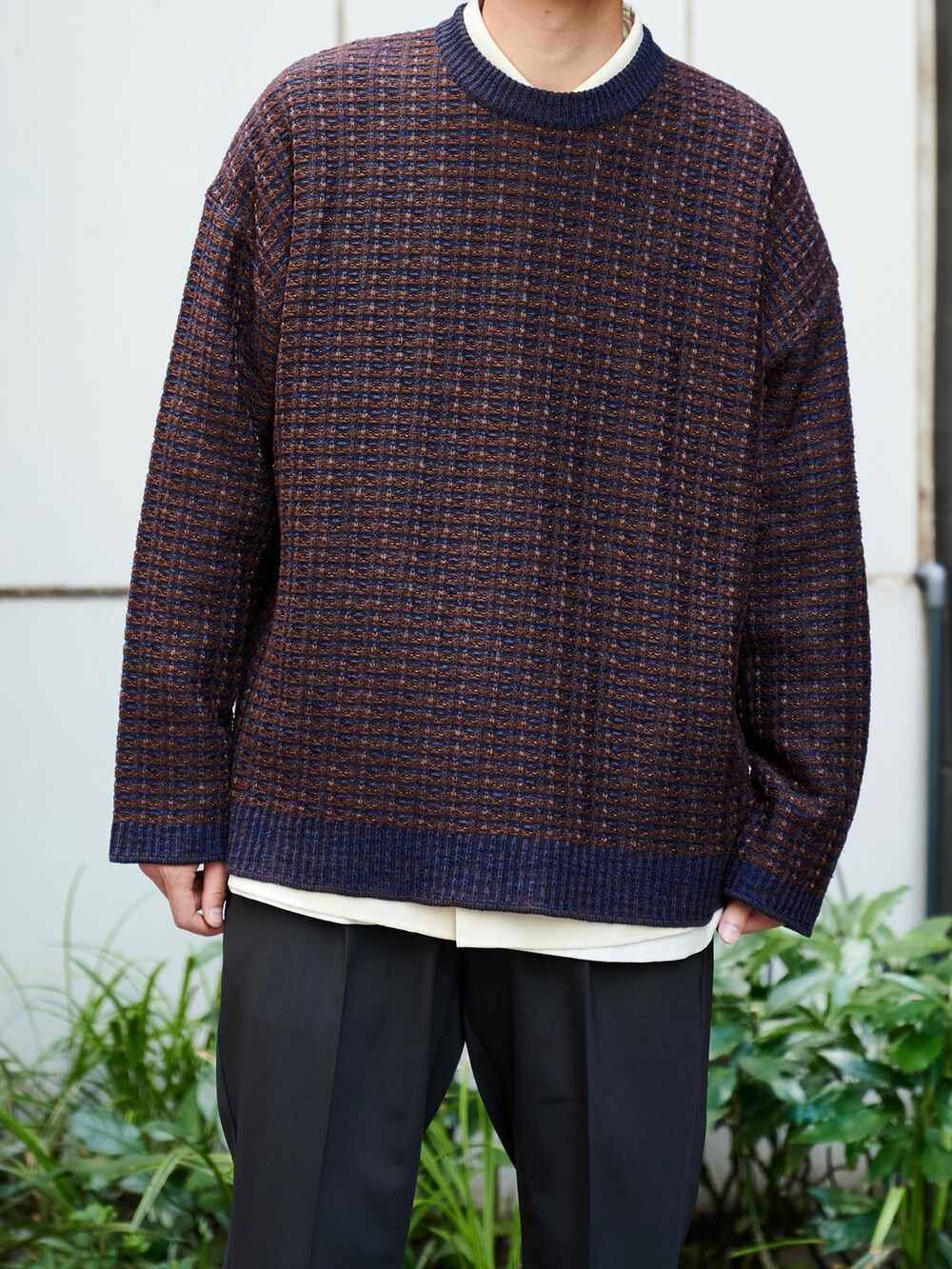 ブルー系のニット/セーターを着用したメンズの秋コーディネートの4枚目の写真