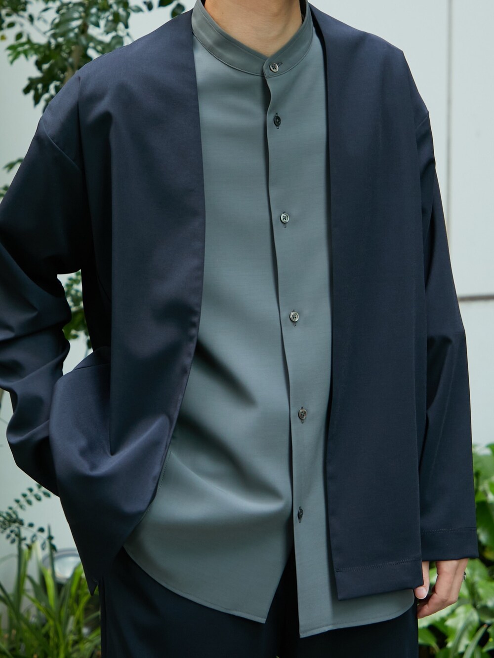 ブルー系のトップス、ブルー系のスラックスを着用したメンズの春コーディネートの4枚目の写真