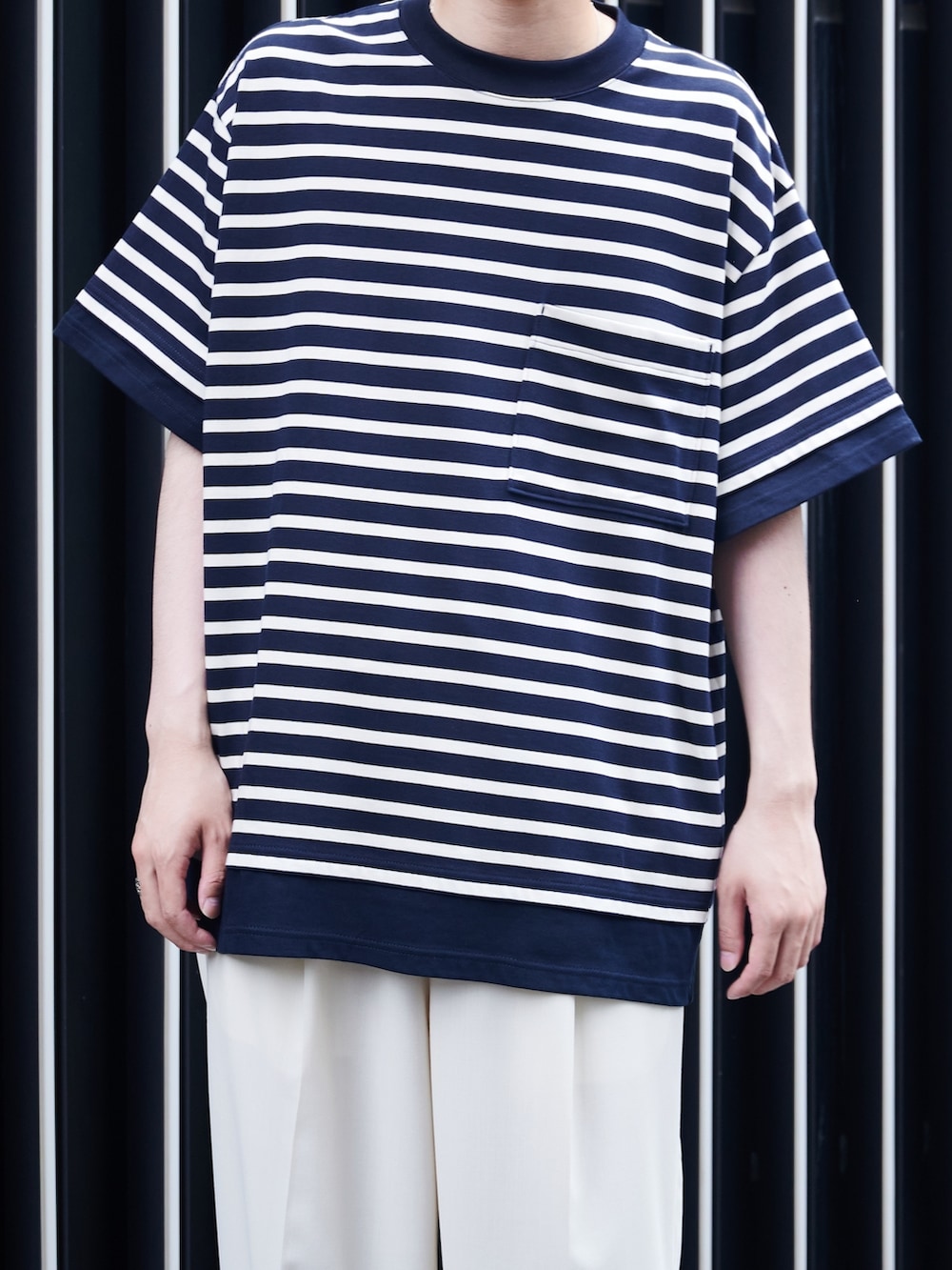 その他のTシャツ/カットソー、ホワイト系のその他パンツを着用したメンズの夏コーディネートの4枚目の写真