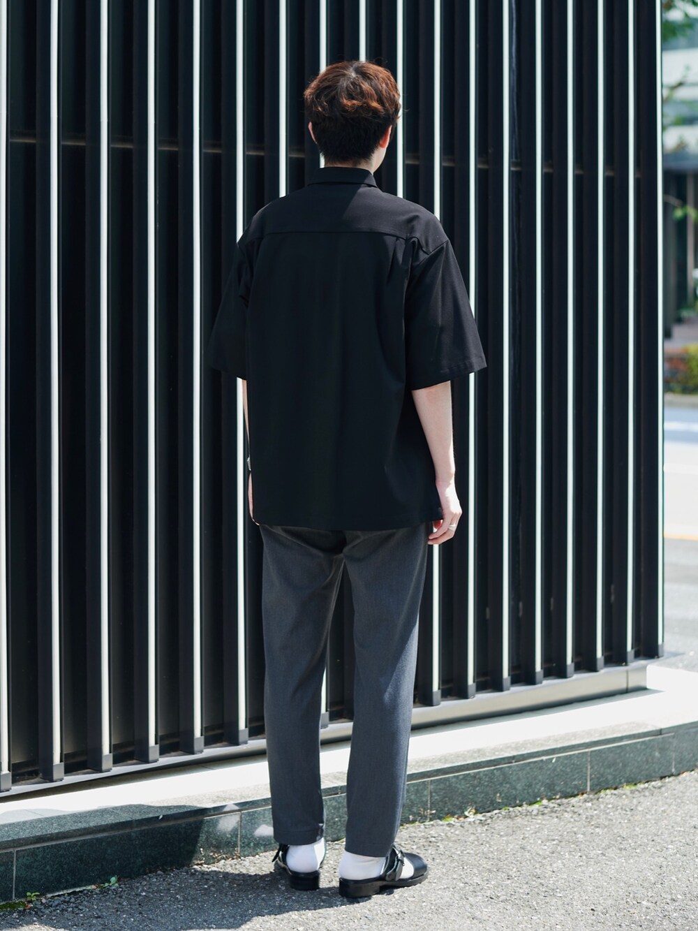 ブラック系のシャツ/ブラウスを着用したメンズの夏コーディネートの3枚目の写真