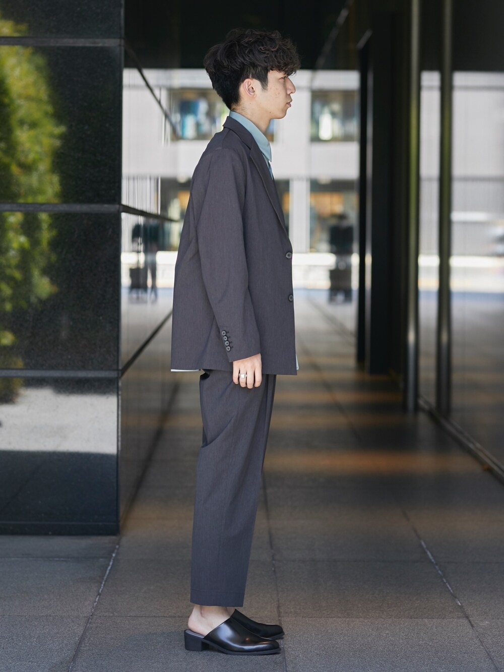 グレー系のセットアップ、グレー系のスラックスを着用したメンズの春コーディネートの2枚目の写真