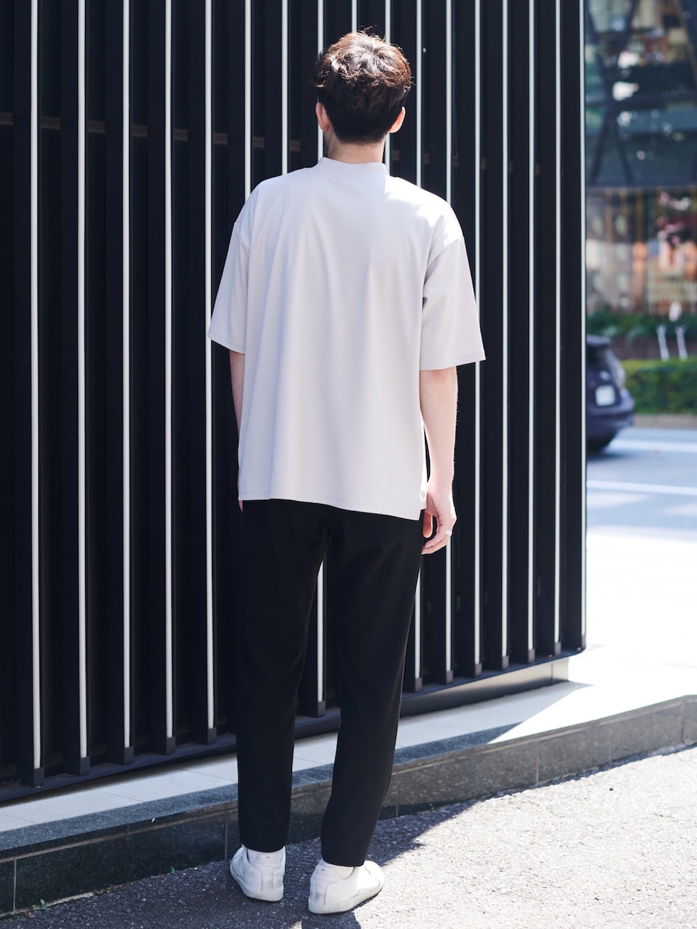 グレー系のTシャツ/カットソーを着用したメンズの夏コーディネートの3枚目の写真