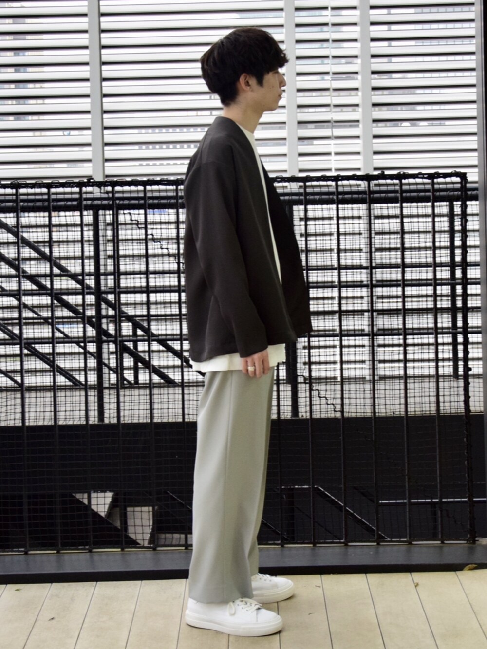 ブラウン系のカーディガン/ボレロ、ホワイト系のスラックスを着用したメンズの春コーディネートの2枚目の写真