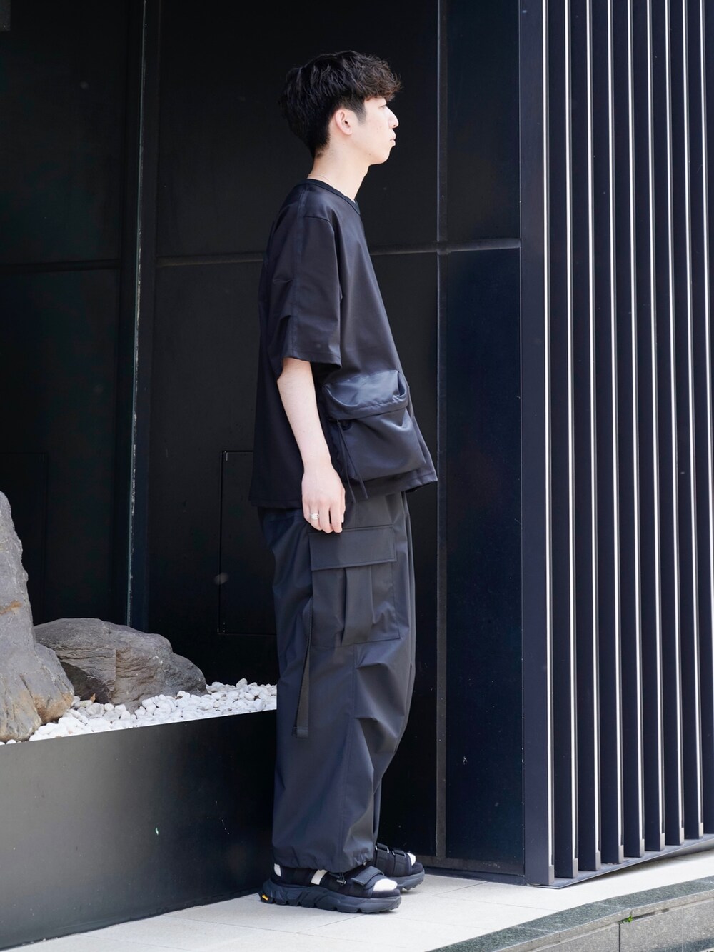 ブラック系のTシャツ/カットソー、ブラック系のその他パンツを着用したメンズの夏コーディネートの2枚目の写真