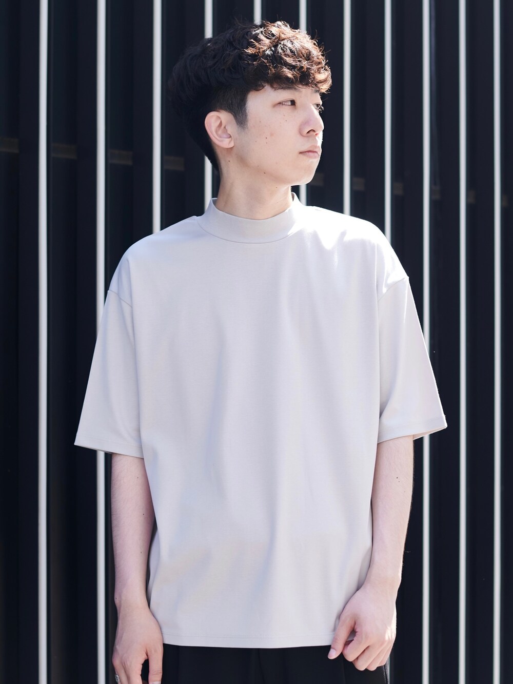 グレー系のTシャツ/カットソーを着用したメンズの夏コーディネートの4枚目の写真